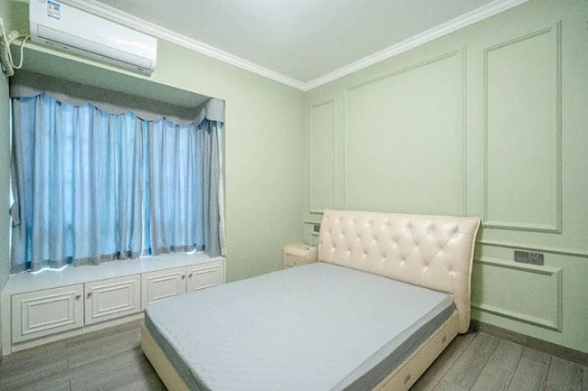 120㎡現(xiàn)代三居，飄窗與收納柜結(jié)合，打造實(shí)用起居臥室